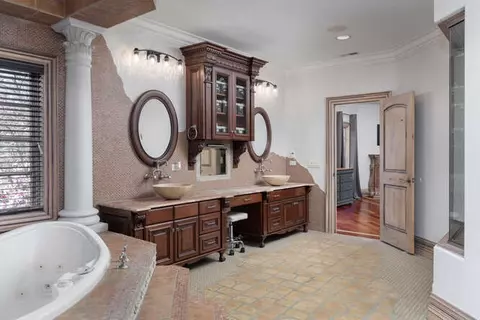 Bath - 720 Willow Rd, Naperville, IL 60540 photo 5 of 9