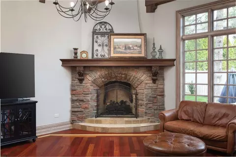 Living - 720 Willow Rd, Naperville, IL 60540 photo 2 of 4