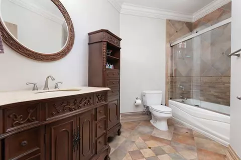 Bath - 720 Willow Rd, Naperville, IL 60540 photo 6 of 9