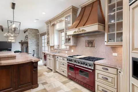 Kitchen - 720 Willow Rd, Naperville, IL 60540 photo 4 of 5