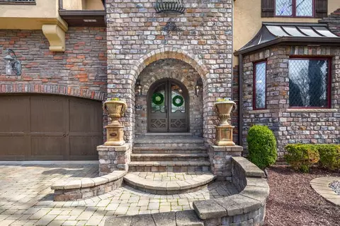 Exterior - 720 Willow Rd, Naperville, IL 60540 photo 2 of 4