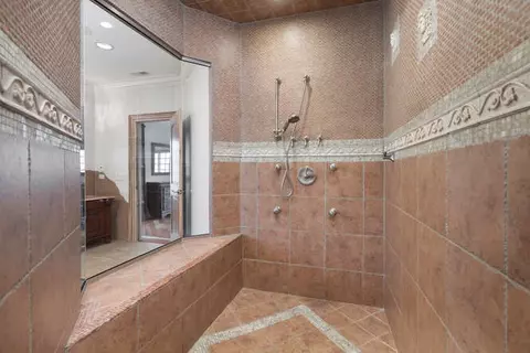 Bath - 720 Willow Rd, Naperville, IL 60540 photo 4 of 9