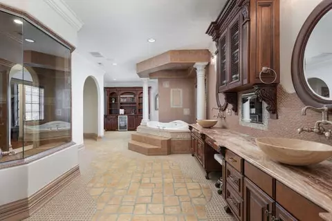 Bath - 720 Willow Rd, Naperville, IL 60540 photo 3 of 9