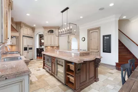 Kitchen - 720 Willow Rd, Naperville, IL 60540 photo 3 of 5