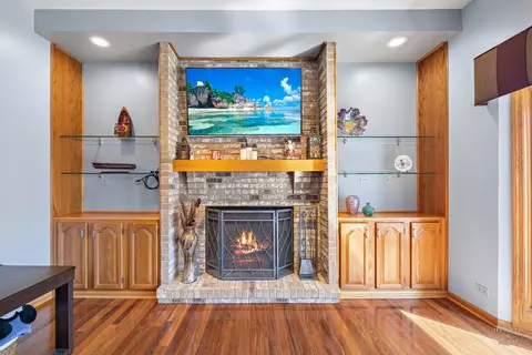Living - 1485 Stonegate Rd, Algonquin, IL 60102 photo 5 of 7
