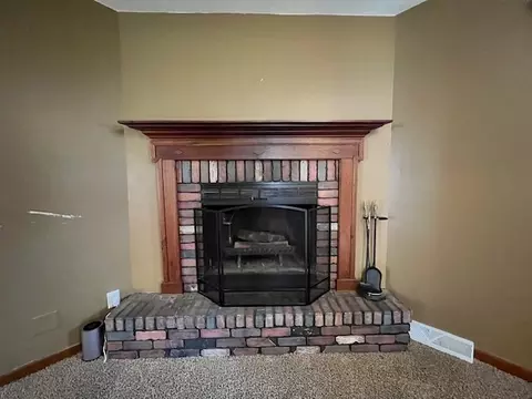 Living - 14644 Brian Dr, Bloomington, IL 61705 photo 2 of 5