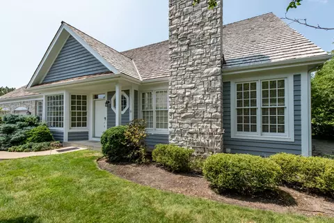 590 Wharton Dr, Lake Forest, IL 60045