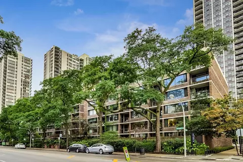 1555 N Sandburg Ter #205, Chicago, IL 60610