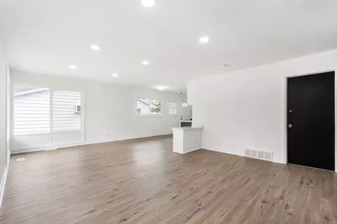 Living - 17113 Holmes Ave, Hazel Crest, IL 60429 photo 4 of 5
