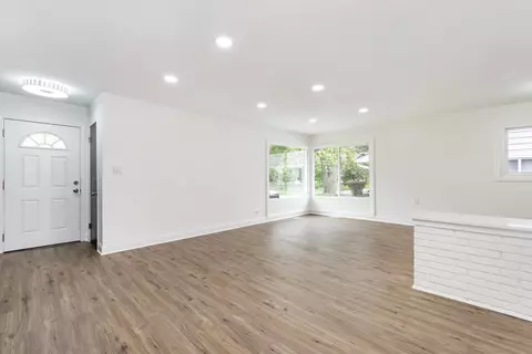 Living - 17113 Holmes Ave, Hazel Crest, IL 60429 photo 2 of 5