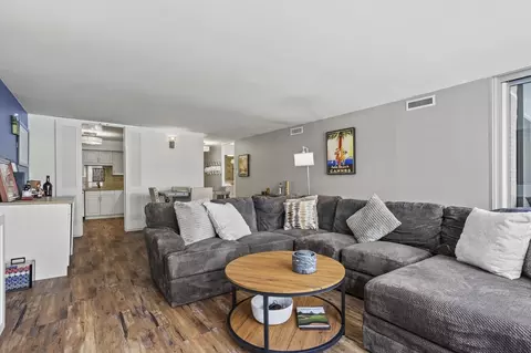 201 E Chestnut St #9E, Chicago, IL 60611 photo 2