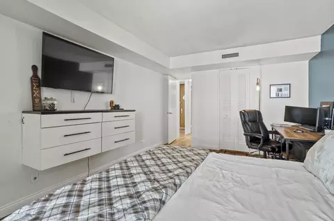 201 E Chestnut St #9E, Chicago, IL 60611 photo 11