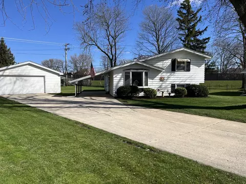 360 E Benton St, Oswego, IL 60543 photo 2