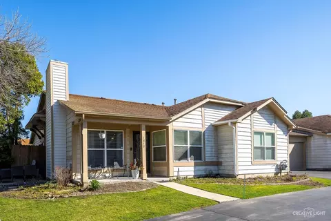 1812 Appaloosa Dr, Naperville, IL 60565