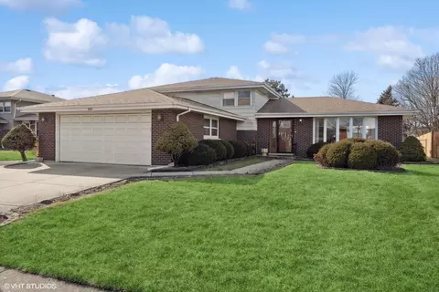 10536 S Tod Dr, Palos Hills, IL 60465