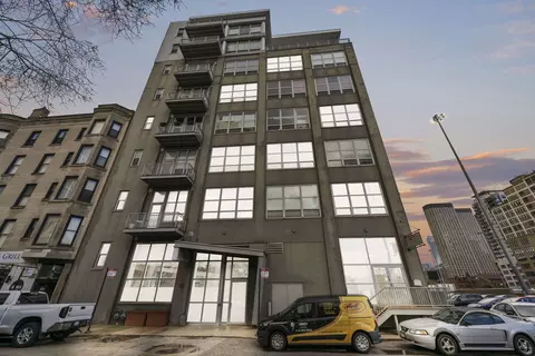 770 W Gladys Ave #401, Chicago, IL 60661