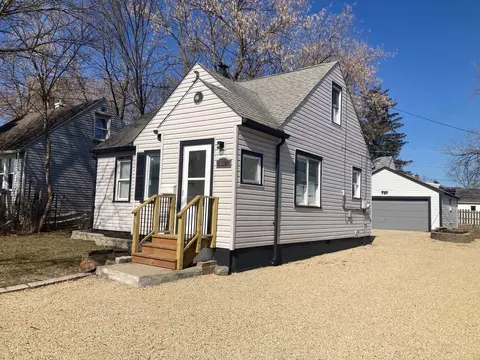 302 E Willow Dr, Round Lake Park, IL 60073