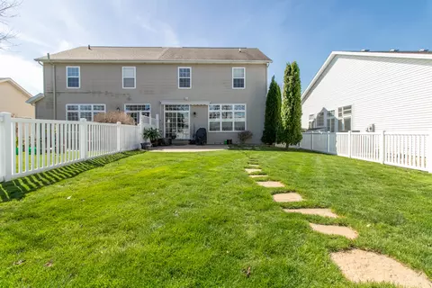 Exterior - 6 Grape Vine Ln, Bloomington, IL 61704 photo 6 of 7