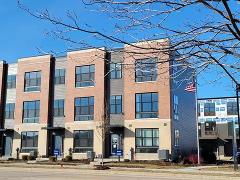 320 Summit Cir, Lombard, IL 60148