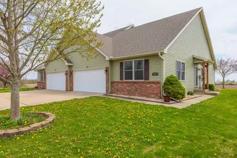 313 Burcham Dr, Le Roy, IL 61752