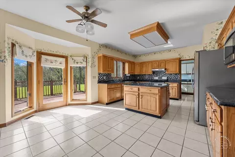 Kitchen - 1156 Challenge Dr, Batavia, IL 60510 photo 3 of 3