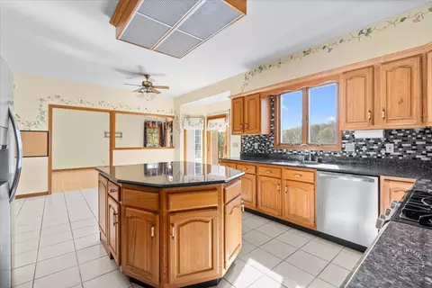 Kitchen - 1156 Challenge Dr, Batavia, IL 60510 photo 2 of 3