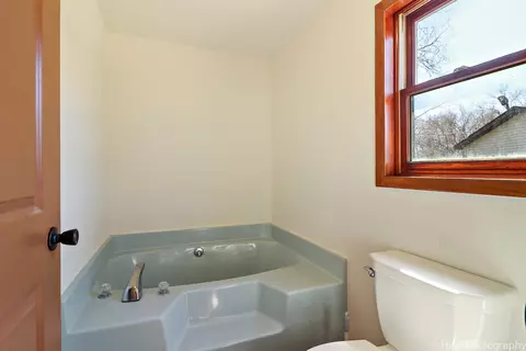 Bath - 6702 Chillems Dr, Spring Grove, IL 60081 photo 2 of 4