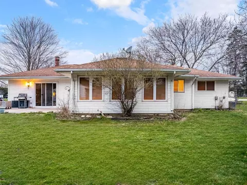 Exterior - 11679 Cedarbrook Rd, Roscoe, IL 61073 photo 6 of 9