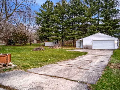 Exterior - 11679 Cedarbrook Rd, Roscoe, IL 61073 photo 3 of 9