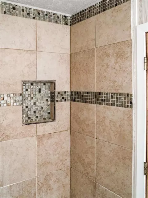 Bath - 11679 Cedarbrook Rd, Roscoe, IL 61073 photo 3 of 5