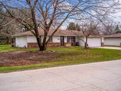 Exterior - 11679 Cedarbrook Rd, Roscoe, IL 61073 photo 8 of 9