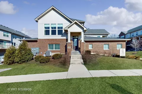 479 Woodmoor Dr, Lombard, IL 60148