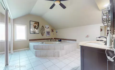 Bath - 1805 Beloit Ct, Naperville, IL 60565 photo 3 of 4