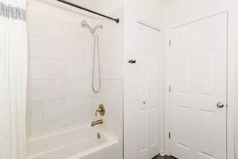 Bath - 25729 Roundstone Ave, Plainfield, IL 60585 photo 8 of 10