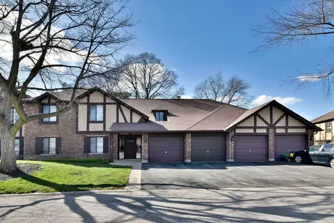 1734 Harrow Ct #A, Wheaton, IL 60189