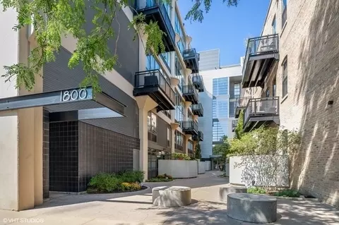 1800 W Grace St #520, Chicago, IL 60613