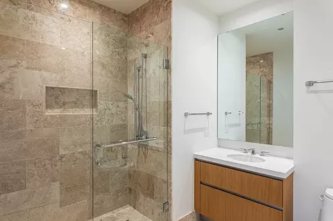 Bath - 363 E Wacker Dr #3108, Chicago, IL 60601 photo 3 of 6