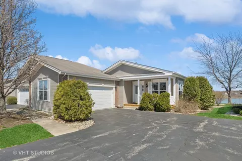 29 Rocking Horse Ln, Grayslake, IL 60030