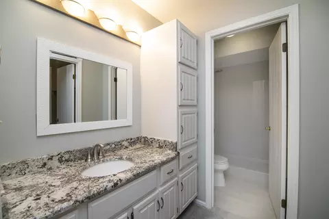 242 Stanhope Dr #D, Willowbrook, IL 60527 photo 18