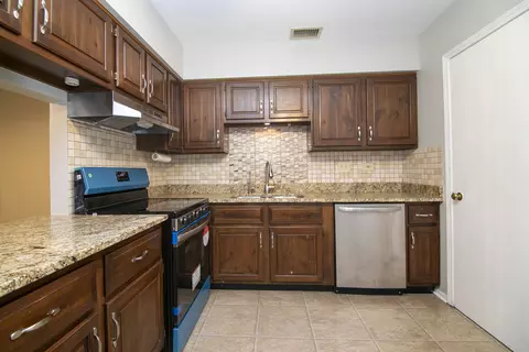 242 Stanhope Dr #D, Willowbrook, IL 60527 photo 10