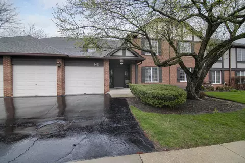 242 Stanhope Dr #D, Willowbrook, IL 60527 photo 2