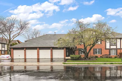 242 Stanhope Dr #D, Willowbrook, IL 60527