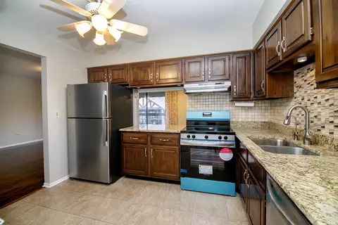 242 Stanhope Dr #D, Willowbrook, IL 60527 photo 11