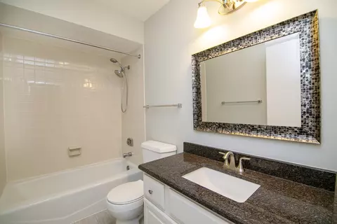 242 Stanhope Dr #D, Willowbrook, IL 60527 photo 16