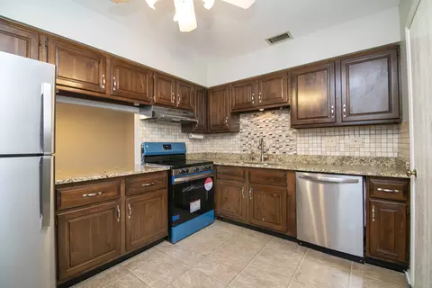 242 Stanhope Dr #D, Willowbrook, IL 60527 photo 9
