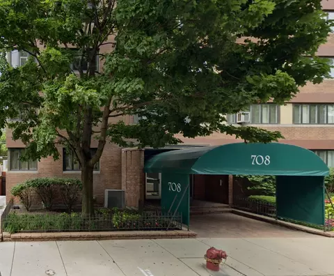 700 W Bittersweet Pl #413, Chicago, IL 60613