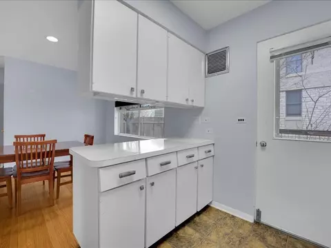 Kitchen - 930 Green Bay Rd #E, Glencoe, IL 60022 photo 2 of 3