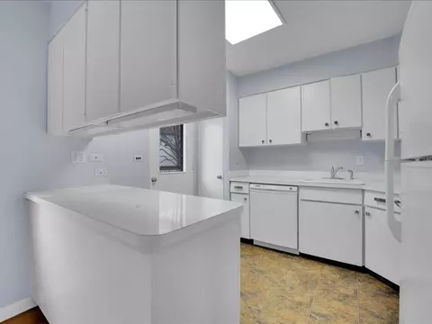 Kitchen - 930 Green Bay Rd #E, Glencoe, IL 60022 photo 1 of 3