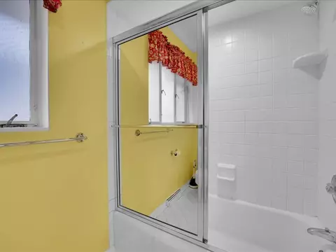 Bath - 930 Green Bay Rd #E, Glencoe, IL 60022 photo 2 of 3