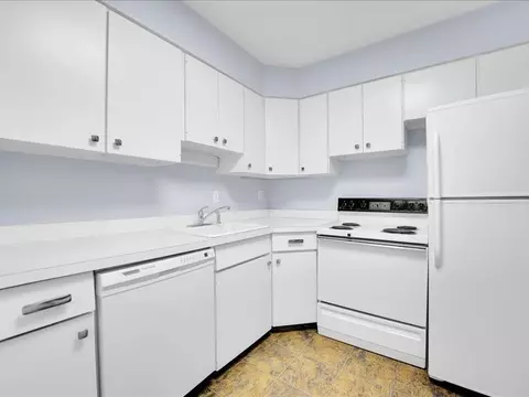 Kitchen - 930 Green Bay Rd #E, Glencoe, IL 60022 photo 3 of 3